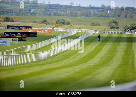 Ein Mitarbeiter läuft den Kurs vor den equisoftlive.com European Breeders Fund-Fillies während des Tattersalls Irish 2000 Guineas Day auf der Curragh Racecourse, County Kildare. Stockfoto