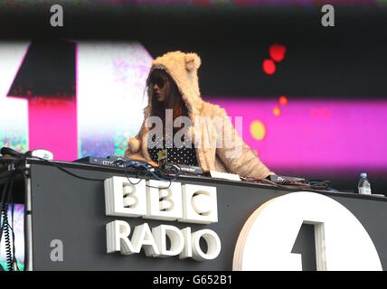 Radio 1 Großes Wochenende - Londonderry. Jameela Jamil tritt am Big Weekend von Radio One auf, am Ebrington Square in Londonderry, Nordirland. Stockfoto