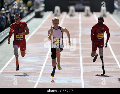 Der britische Jonnie Peacock (Mitte) gewinnt den Herren IPC 100m T43/44 bei den BT Great City Games in Manchester. Stockfoto