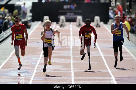 Der britische Jonnie Peacock (zweite links) gewinnt den Herren IPC 100m T43/44 bei den BT Great City Games in Manchester. Stockfoto