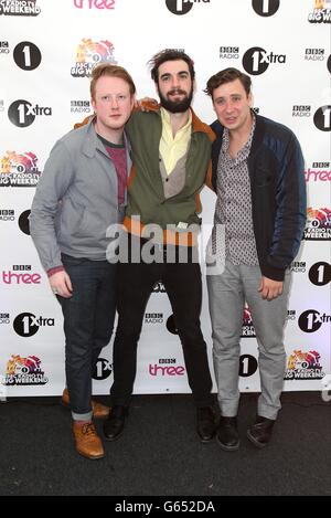 Two Door Cinema Club Backstage beim Radio One's Big Weekend am Ebrington Square in Londonderry, Nordirland. Stockfoto