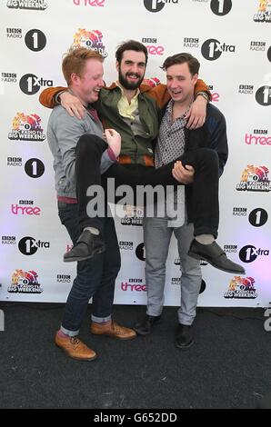 Two Door Cinema Club Backstage beim Radio One's Big Weekend am Ebrington Square in Londonderry, Nordirland. Stockfoto