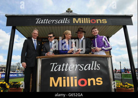 Gewinnen Sie Verbindungen mit Jockey Joseph O'Brien (rechts) und Trainer Aiden O'Brien (zweite links) nach Magier gewann die Tattersalls Irish 2,000 Guineas während der Tattersalls Irish 2000 Guineas Day auf Curragh Racecourse, Grafschaft Kildare. Stockfoto