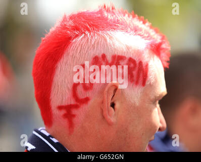 Fußball - UEFA Champions League - Finale - Borussia Dortmund gegen Bayern München Wembley Stadium. Ein Bayern-Fan vor dem Wembley-Stadion Stockfoto