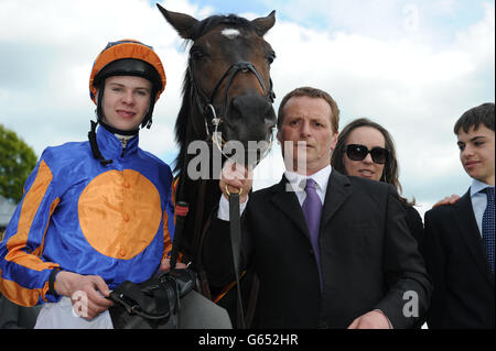 Jockey Joseph O'Brien (links), nachdem er auf dem Tattersalls Irish 2,000 Guineas während des Tattersalls Irish 2000 Guineas Day auf der Curragh Racecourse, County Kildare, zum Sieg mit einem Zauberer gefahren war. Stockfoto