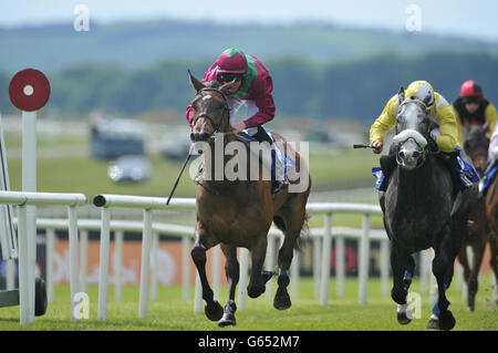 Jockey Shane Kelly (links) reitet Fiesolana zum Sieg in den irischen Hengsten Farms Europäischer Züchter-Fonds 'Habitat' Handicap während des Tattersalls Irish 2000 Guineas Day auf der Curragh Racecourse, County Kildare. Stockfoto