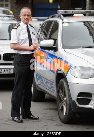 Assistenzkommissar Mark Rowley mit einem Armed Response Vehicle, am Stützpunkt der Metropolitan Police Specialist Schusswaffeneinheit SC&O19, im Zentrum von London. Stockfoto