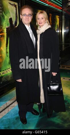 Brent Spiner und Laurie McBride kommen zur europäischen Charity-Premiere von Star Trek Nemesis am Empire Leicester Square an. Stockfoto