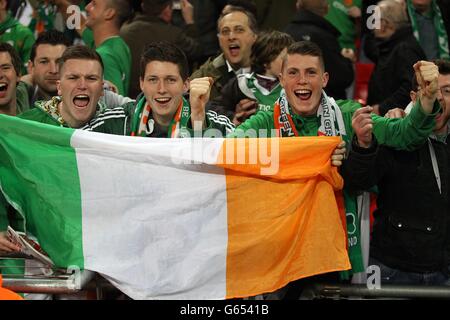 Fußball - International freundlich - England / Republik Irland - Wembley Stadium. Fans der Republik Irland jubeln auf der Tribüne auf ihrer Seite Stockfoto
