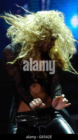 Latino Diva Shakira tritt während ihres Debütgigs in Großbritannien in der Wembley Arena in London auf. Stockfoto