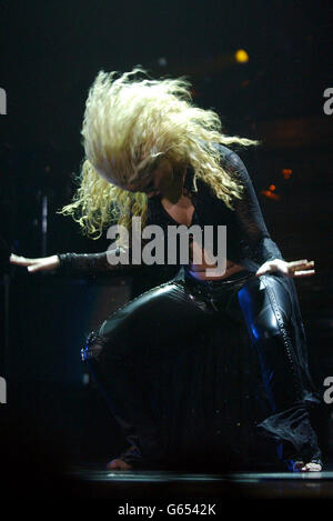 Latino Diva Shakira tritt während ihres Debütgigs in Großbritannien in der Wembley Arena in London auf. Stockfoto