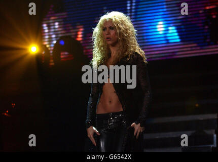 Latino Diva Shakira tritt während ihres Debütgigs in Großbritannien in der Wembley Arena in London auf. Stockfoto