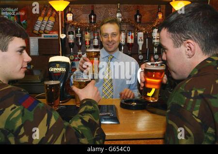 Chris Reilly, Chief Executive von NAAFI (Navy, Army, Air Force Institutes), zieht in den Chelsea Barracks für die Soldaten der 7 Company, Coldstream Guards, eine halbe Million Pfund Wohlfahrtsdividende für die Streitkräfte aus NAAFI Profits bekannt. Stockfoto