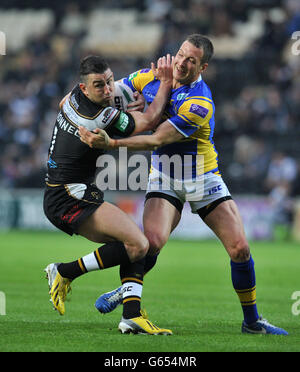 Shannon McDonnell von Hull wird von Danny McGuire von Leeds Rhinos (rechts) während des Super League-Spiels im KC Stadium, Hull, angegangen. Stockfoto