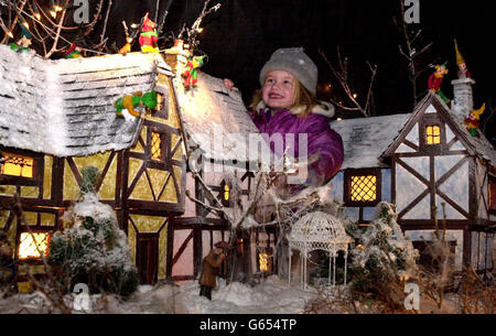 Molly Crompton, 6, aus Coleford, Gloucestershire, bei einem Blick auf das Miniatur-Winterwunderland im Coinros Park Nursery auf dem Lydney Park Estate, Gloucestershire. *..das Team des Lydney Park Estate im Forest of Dean, Gloucestershire, hat sechs Monate damit verbracht, die weihnachtliche Winterszene in einem riesigen Gewächshaus zu basteln. Es hat Modellbauer, Theaterdesigner, Künstler und Bildhauer sechs Monate gedauert, um die Attraktion zu bauen, die 3,000 Quadratmeter groß ist und 25,000 kostet. Stockfoto