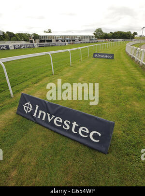 Allgemeine Ansicht von Tattenham Corner auf Epsom Downs Racecourse, wo Suffragette Emily Davison tödliche Verletzungen erlitten, nachdem sie von König George V Pferd Anmer am 4. Juni 1913 getroffen wurde, während des Investec Derby Day auf Epsom Downs Racecourse, Surrey. Stockfoto