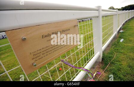 Allgemeine Ansicht einer Gedenktafel an der Tattenham Corner, an der Suffragette Emily Davison am 4. Juni 1913 während des Investec Derby Day auf der Rennstrecke Epsom Downs in Surrey tödlich verletzt wurde, nachdem sie von König George V. Anmer getroffen wurde. Stockfoto