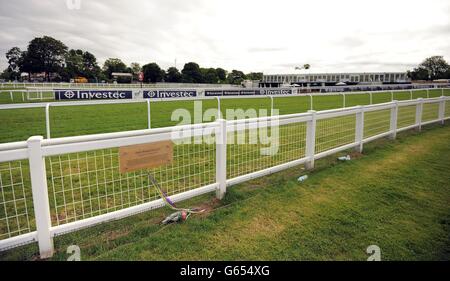 Allgemeine Ansicht einer Gedenktafel an der Tattenham Corner, an der Suffragette Emily Davison am 4. Juni 1913 während des Investec Derby Day auf der Rennstrecke Epsom Downs in Surrey tödlich verletzt wurde, nachdem sie von König George V. Anmer getroffen wurde. Stockfoto