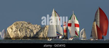 Die Konkurrenz setzte ihre Spinnaker, als sie die Nadeln beim JP Morgan Asset Management Round the Island Race vor Cowes, Isle of Wight, passieren. Stockfoto