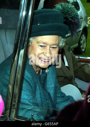 Queen Elizabeth II verlassen St Mary's Church, Sandringham, nach einem Gottesdienst. Die Königin hat sich eines ihrer Knie verletzt, macht aber eine schnelle Genesung, sagte Buckingham Palace. * während eines privaten Besuches in Newmarket, Suffolk, am Freitag hat sie ein Band angespannt und ist mit Hilfe eines Stockes gelaufen. Stockfoto