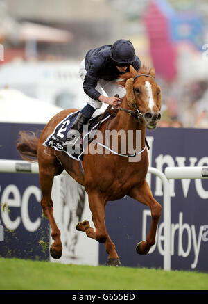 Herrscher der Welt unter Jockey Ryan Moore kommt nach Hause, um das Investec Derby während des Investec Derby Day auf der Epsom Downs Racecourse in Surrey zu gewinnen Stockfoto
