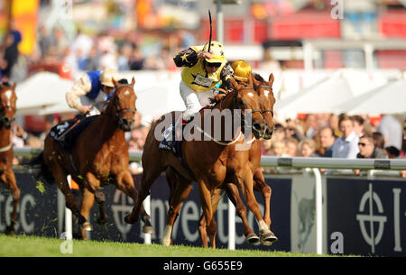 Das arktische Gefühl von Jimmy Quinn kommt nach Hause, um beim Investec Derby Day auf der Epsom Downs Racecourse in Surrey die Einsätze von Voyage by Investec zu gewinnen Stockfoto
