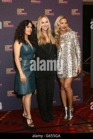 Chime for Change Gönner' Salma Hayek-Pinault, Frida Giannini und Beyonce Knowles-Carter beim Sound of Change Live Konzert im Twickenham Stadium, London. Stockfoto