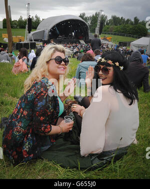 Festivalbesucher beobachten die Hauptbühne beim Forbidden Fruits Festival 2013 auf dem Gelände des Royal Hospital in Kilmainham, Dublin. Stockfoto