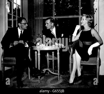 Hollywood-Filmstar Marilyn Monroe mit ihrem zukünftigen Co-Star Sir Laurence Olivier und ihrem Mann, dem amerikanischen Dramatiker Arthur Miller, bei der Pressekonferenz, die sie im Savoy Hotel hielt. Stockfoto