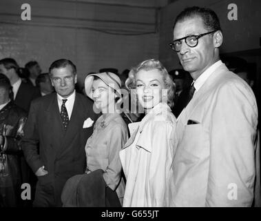 Sir Laurence und Lady Olivier treffen sich am Flughafen London mit Marilyn Monroe und ihrem Ehemann, dem Dramatiker Arthur Miller, bei ihrer Ankunft aus New York. Marilyn wird mit Sir Laurence in dem Film „der schlafende Prinz“ mitwirken, der in Pinewood gedreht werden soll. Stockfoto