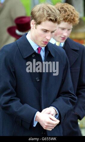 Prinz William (links) und Prinz Harry nach der Teilnahme an einem Weihnachtsgottesdienst in der St. Mary's Kirche auf dem Sandringham Estate, Norfolk 10/06/2004 Mitglieder der königlichen Familie werden heute, Donnerstag, den 10. Juni 2004, Stehen Sie Seite an Seite mit den Bewohnern einer Küstenstadt, um der Mutter von Diana, der Prinzessin von Wales, einen letzten Abschied zu geben. Die Prinzen William und Harry gehören zu den 600 Trauernden, die um 14 Uhr in die St. Columba's Cathedral in Oban, Argyll, einströmen werden, um Frances Shand Kydd ihren letzten Respekt zu erweisen. Stockfoto