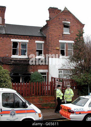 Polizeibeamter steht vor dem Haus in Grimsby, wo ein 45-jähriger Vater und seine achtjährige Tochter bei einem Hausbrand starben. * die Feuerwehrleute, die kurz nach dem 2. Weihnachtsfeiertag um 4 UHR MORGENS zum Feuer gerufen wurden, fanden auch eine Frau in ihren Dreißigern und ein 14-jähriges Mädchen bewusstlos, die beide in der Königlichen Krankenstation von Hull behandelt werden. Ein Paar in den späten fünfziger oder frühen sechziger Jahren wurde in Grimsby's Diana, Princess of Wales Hospital, behandelt und litt unter den Auswirkungen von Rauch. Stockfoto