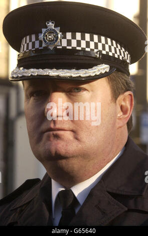 Kommandant Bob Quick von der Metropolitan Police spricht zur Presse in Hackney, East London. Herr Quick erzählte in der Nähe des Tatortes einer Pressekonferenz, dass die Unterhändler zum letzten Mal etwa 30 Minuten vor der Geisel mit dem Schützen gesprochen haben. * Herr Quick sagte: Wir haben die ganze Nacht über Lauthailer benutzt, die ihn zum Fenster rufen, um zu sehen, ob er mit uns sprechen wird. Im Moment denken wir, dass er sich, aus welchem Grund auch immer, entschieden hat, dies nicht zu tun. Er sagte, die Polizei werde weiterhin friedliche Mittel einsetzen, um die Belagerung zu beenden, die am zweiten Weihnachtsfeiertag begann, nachdem Beamte versuchten, ein Toyota Celica Auto zu entfernen. Sie glaubten dem Stockfoto