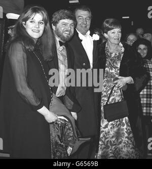 'M Herr Peggotty' (Sir Michael Redgrave) nimmt die Familie mit zur Weltpremiere von Charles Dickens' 'David Copperfield' im Carlton Cinema, Haymarket, London. Stockfoto