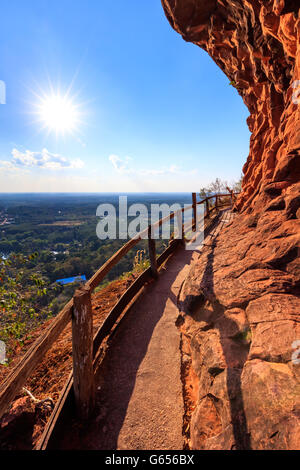 Klippe Seite Holzbrücke am Wat Phu Tok Tempel, Bueng Kan, Thailand Stockfoto