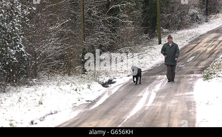 Schnee in Kent, als ein Mann seinen Hund in der Nähe von Leeds Castle spaziert. Im Süden und Südosten Englands fiel über Nacht Schnee, während in Aviemore die Temperaturen in Schottland auf minus 18C (0F) fielen. * laut Prognosen lagen die Temperaturen über Nacht im Durchschnitt bei 0 bis minus 3C (32-27F) im ganzen Land und prognostizierten einen weiteren Kälteeinbruch mit hartem Frost. Morgen wurde mit mehr Schnee gerechnet, aber die Temperaturen sollten sich über das Wochenende und bis Montag sogar in zweifache Zahlen verkriechen. Siehe PA Story WETTER kalt. PA Foto:Tim Ockenden Stockfoto