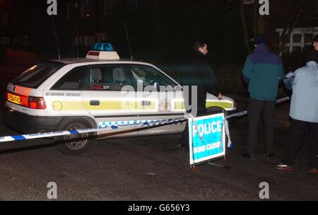 Die Polizei blockiert den Bereich, der zu dem Ort führt, an dem ein Polizist Kopfverletzungen erlitten hat, nachdem er versucht hatte, einen Verdächtigen in Bulwell, Nottingham, zu verhaften. * der Nottingham-Polizist wurde von einem Taxi entlang einer Straße geschleppt, als er versuchte, einen mutmaßlichen Autodieb, der das Taxi hinuntergefackelt hatte, zu stoppen, sagte die Polizei. Eine Sprecherin der Polizei von Nottinghamshire sagte, dass Beamte an einer gemeldeten Sichtung eines gestohlenen Autos teilgenommen und zwei Passagiere in dem Fahrzeug festgenommen hatten. Stockfoto