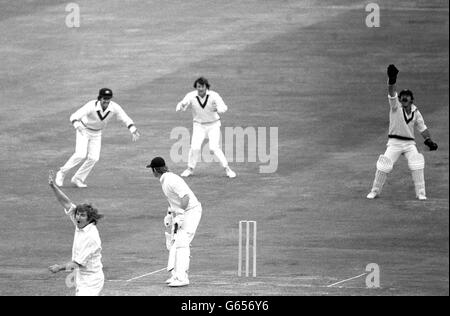 Der englische Opener Dennis amiss ist während des WM-Halbfinales bei Headingly in L.B.W. vom Bowling von Gary Gilmour, dem 23-jährigen Allrounder aus New South Wales, gefangen. Stockfoto