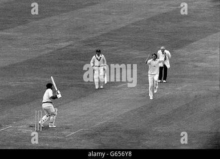 Jubel von Englands Chris Old nach dem Bowling des Australiers Rodney Marsh für fünf Läufe im Halbfinale der Prudential World Cup in Headingly. Australien antwortete auf Englands 93 All-out mit 94 für sechs, um mit vier Wickets zu gewinnen und das Finale zu erreichen. Stockfoto