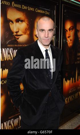 Schauspieler Daniel Day-Lewis bei seiner Ankunft im Empire Cinema, Leicester Square, London, zur britischen Premiere von Gangs of New York. * 11/02/03 Daniel Day-Lewis wurde für seine Rolle im Film "der Pianist" für einen Academy Award in der Kategorie "Bester Schauspieler" in EINER führenden Rollenkategorie nominiert. Stockfoto