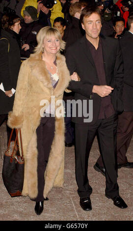 Die beiden Fernsehmoderatoren Judy Finnigan und Richard Madeley, die im Empire Cinema, Leicester Square, London, zur britischen Premiere von Gangs of New York ankamen. Stockfoto