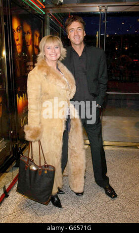 Die beiden Fernsehmoderatoren Judy Finnigan und Richard Madeley, die im Empire Cinema, Leicester Square, London, zur britischen Premiere von Gangs of New York ankamen. Stockfoto