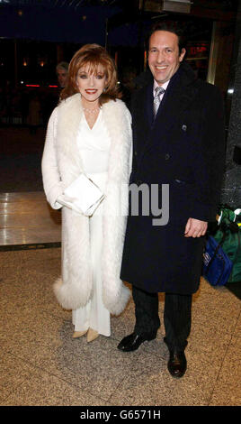 Die Schauspielerin Joan Collins und ihr Mann Percy Gibson kommen im Empire Cinema, Leicester Square, London, zur britischen Premiere von Gangs of New York an. Stockfoto