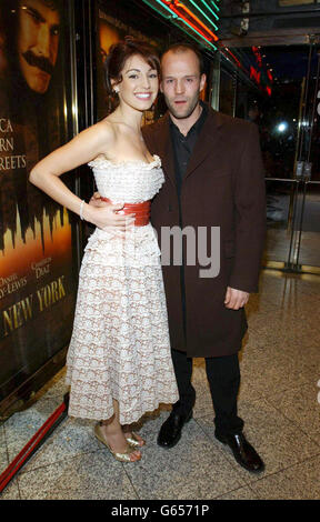 Die Schauspielerin und Model Kelly Brook und ihr Partner, der Schauspieler Jason Statham, kamen im Empire Cinema, Leicester Square, London, zur britischen Premiere von Gangs of New York an. Stockfoto