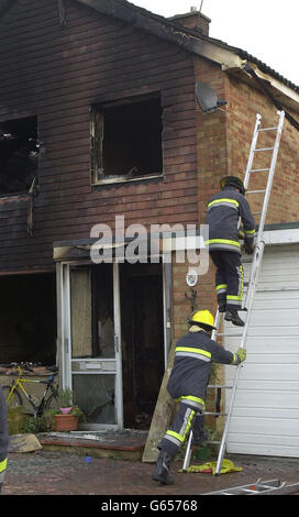 Feuerwehrmannschaften nehmen an einem Hausbrand in Crowborough, Sussex, Teil, wo ein Feuerwehrmann starb, nachdem er bei dem Versuch, seinen Bruder vor einem Brand in dem Familienhaus, das sie mit ihren Eltern teilten, tragisch gescheitert war. * der Feuerwehrmann, der in Crowborough stationiert war, führte seine Mutter und seinen Vater in Sicherheit, bevor er ins Haus zurückkehrte, sagte ein Nachbar. Beide wurden in das Kent and Sussex Hospital in Tunbridge Wells, Kent, gebracht, wo sie später an ihren Verletzungen starben. Stockfoto