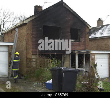 Feuerwehrmannschaften nehmen an einem Hausbrand in Crowborough, Sussex, Teil, wo ein Feuerwehrmann starb, nachdem er bei dem Versuch, seinen Bruder vor einem Brand in dem Familienhaus, das sie mit ihren Eltern teilten, tragisch gescheitert war. * der Feuerwehrmann, der in Crowborough stationiert war, führte seine Mutter und seinen Vater in Sicherheit, bevor er ins Haus zurückkehrte, sagte ein Nachbar. Beide wurden in das Kent and Sussex Hospital in Tunbridge Wells, Kent, gebracht, wo sie später an ihren Verletzungen starben. Stockfoto