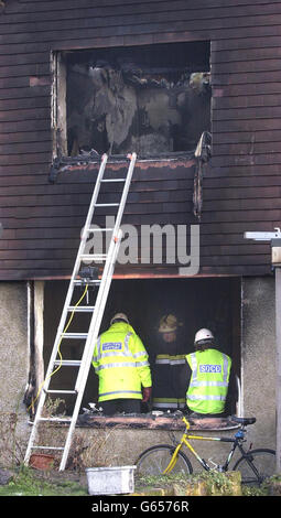 Feuerwehrmannschaften nehmen an einem Hausbrand in Crowborough, Sussex, Teil, wo ein Feuerwehrmann starb, nachdem er bei dem Versuch, seinen Bruder vor einem Brand in dem Familienhaus, das sie mit ihren Eltern teilten, tragisch gescheitert war. * der Feuerwehrmann, der in Crowborough stationiert war, führte seine Mutter und seinen Vater in Sicherheit, bevor er ins Haus zurückkehrte, sagte ein Nachbar. Beide wurden in das Kent and Sussex Hospital in Tunbridge Wells, Kent, gebracht, wo sie später an ihren Verletzungen starben. Stockfoto