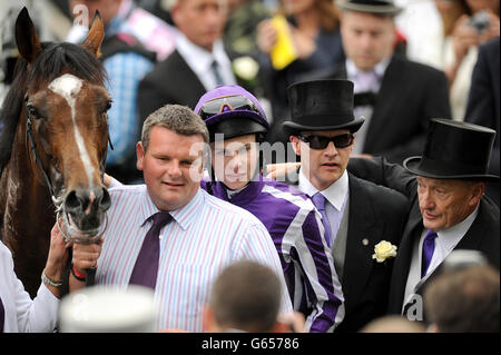 Jockey Joseph O'Brien (zweiter links) Mit Trainer und Vater Aidan O'Brien (zweite rechts) Nach dem Gewinn des Investec Coronation Cup in der Siegereinhausung Auf der St. Nicholmann Abbey Stockfoto