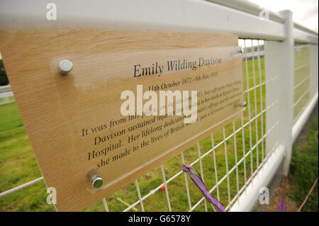 Allgemeine Ansicht einer Gedenktafel an der Tattenham Corner, an der Suffragette Emily Davison am 4. Juni 1913 durch Anmer, das Pferd von König George V., tödlich verletzt wurde Stockfoto