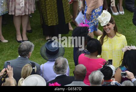 Die Herzogin von Cambridge nimmt an einer Gartenparty auf dem Gelände des Buckingham Palace im Zentrum von London Teil, die von Queen Elizabeth II. Veranstaltet wird Stockfoto